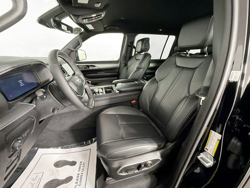 Used 2025 Jeep Wagoneer 4WD image 22