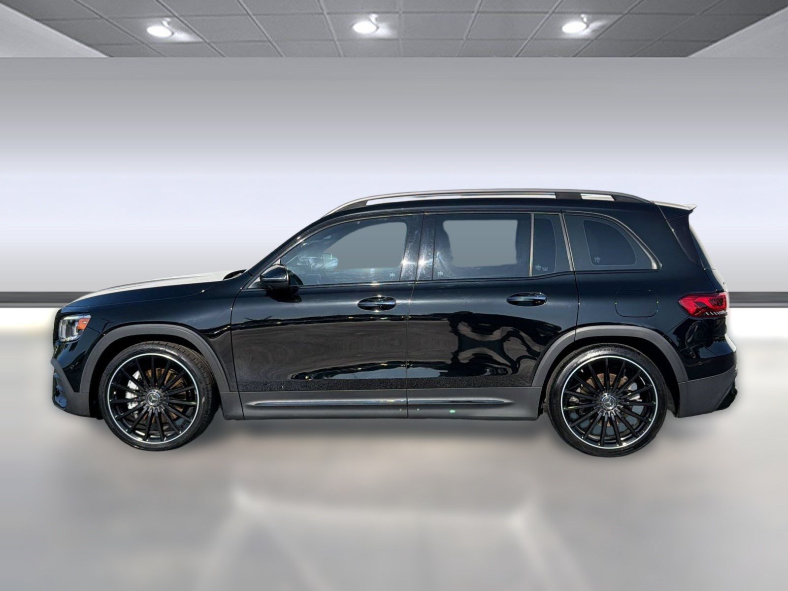 Used 2023 Mercedes-Benz GLB 35 AMG 4MATIC image 2