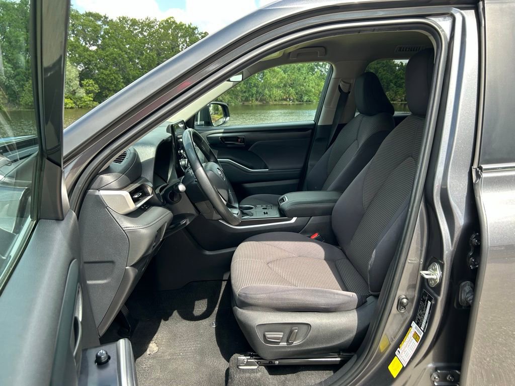 Used 2024 Toyota Highlander LE FWD image 15