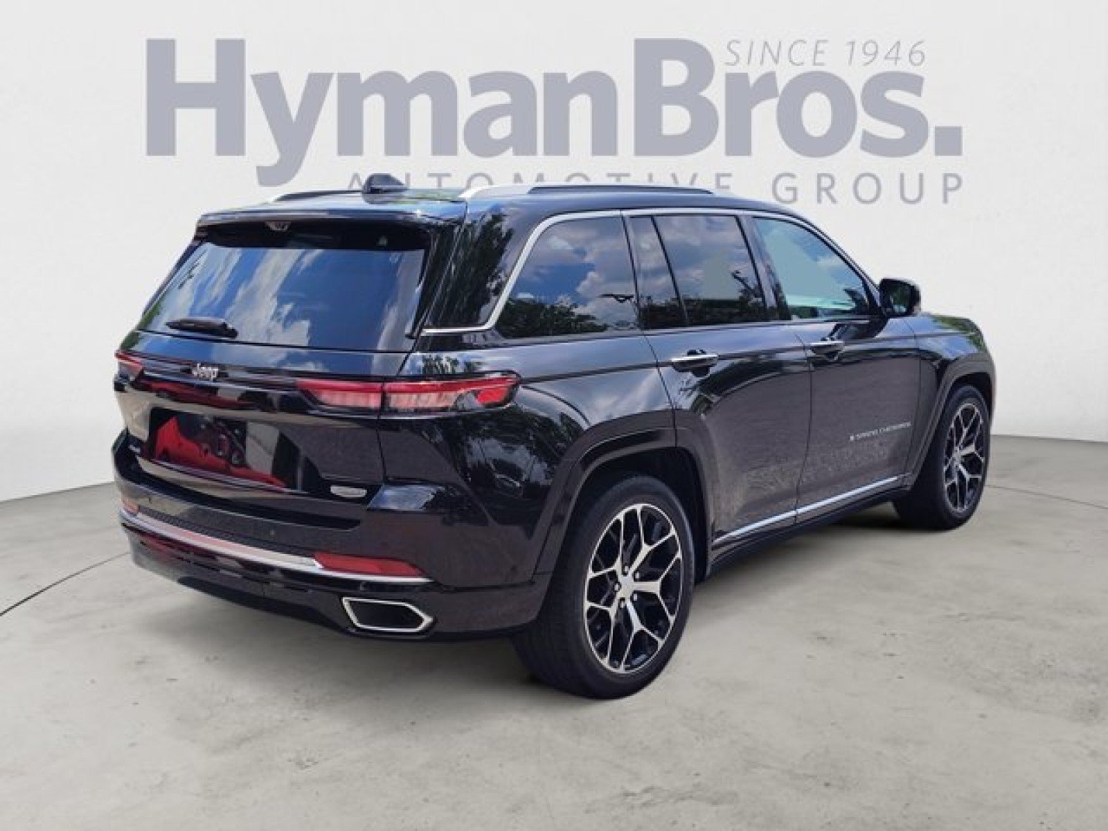 Used 2023 Jeep Grand Cherokee Summit AWD/4WD image 3