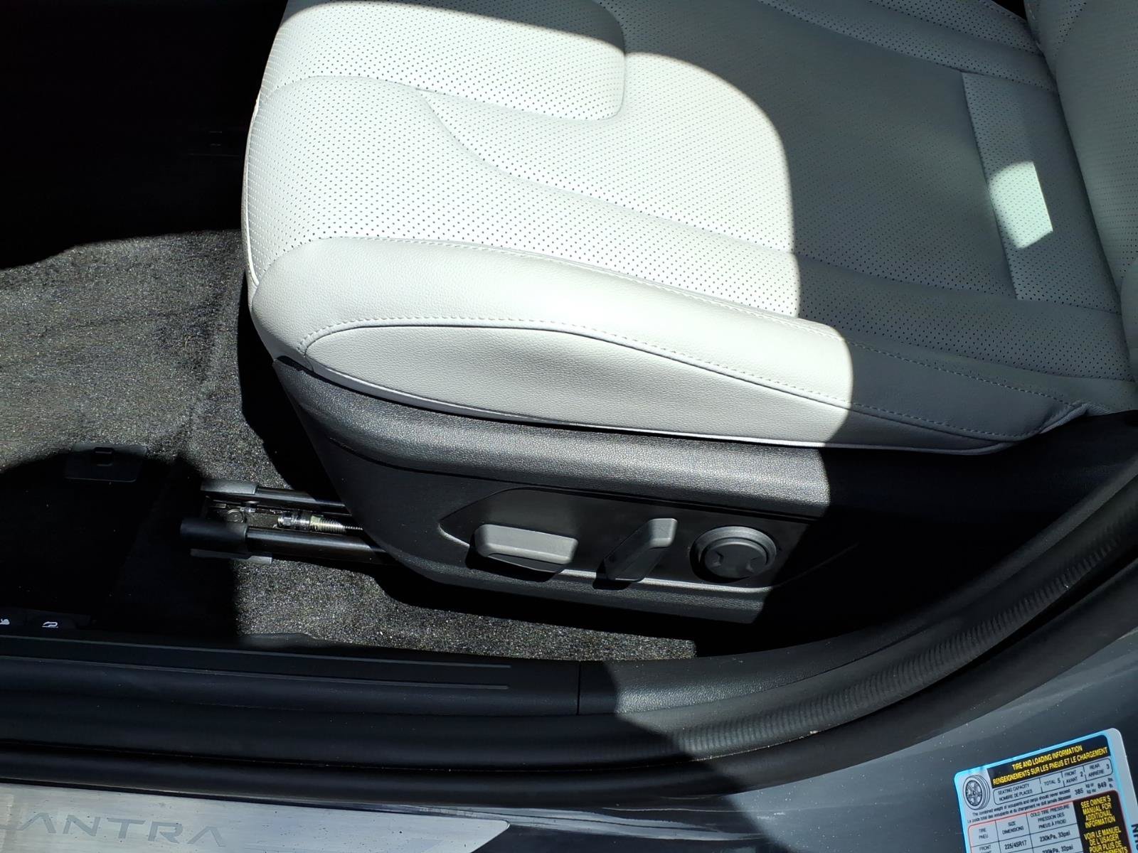 New 2025 Hyundai Elantra Limited FWD image 13