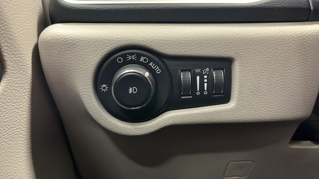 Used 2023 Chrysler Pacifica Touring-L FWD image 33