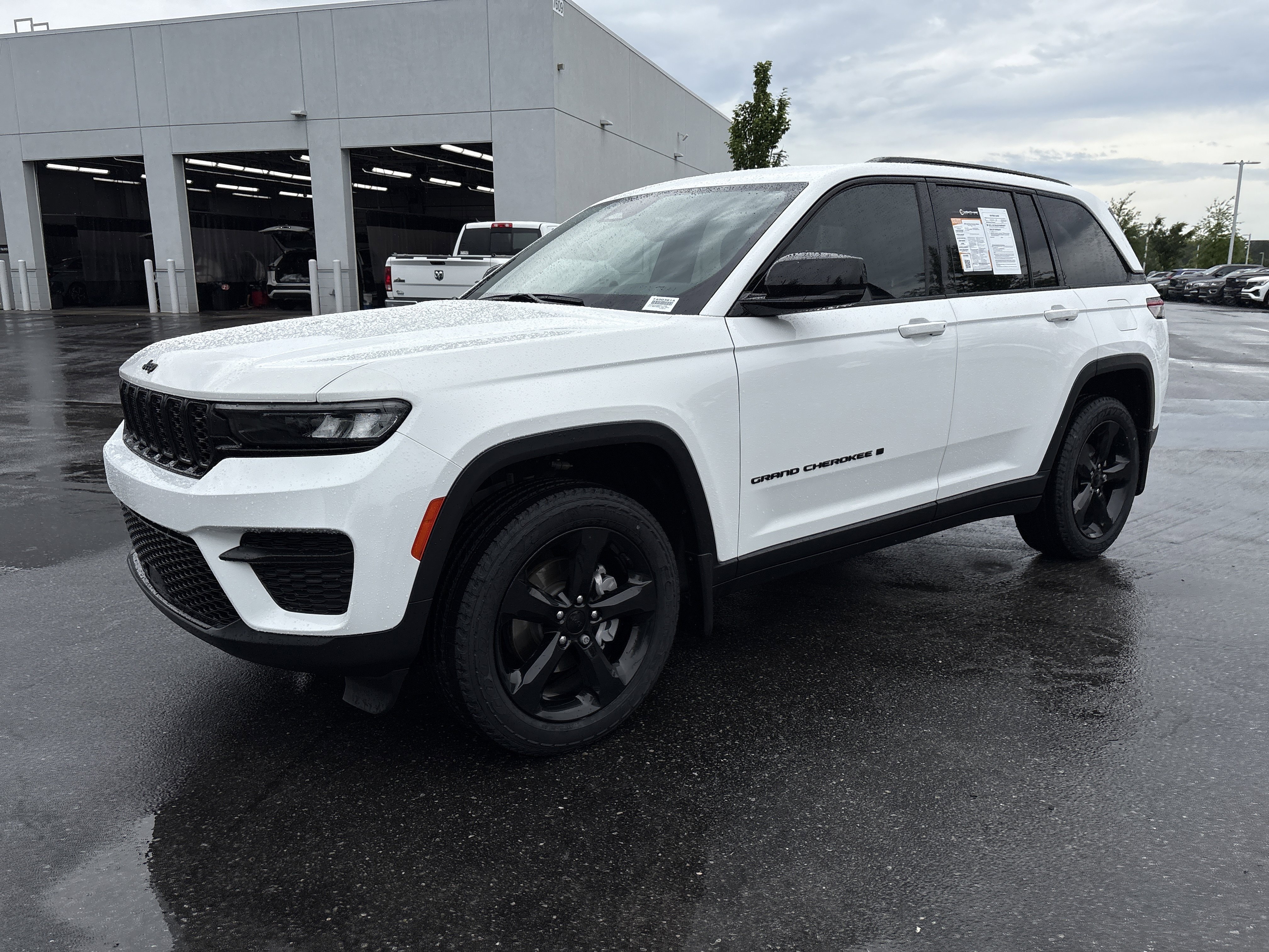 Certified 2023 Jeep Grand Cherokee Altitude AWD/4WD image 5