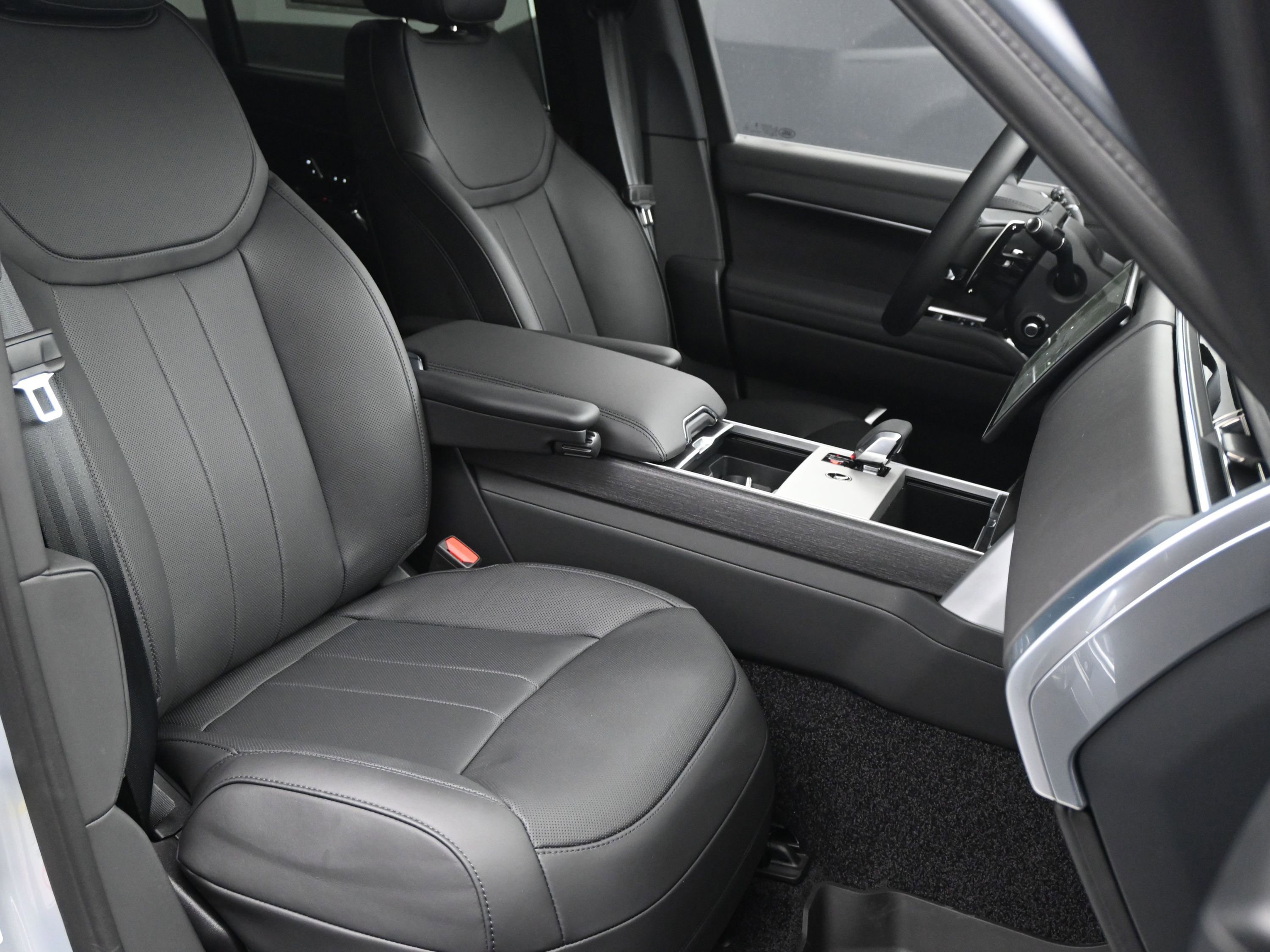 New 2025 Land Rover Range Rover Long Wheelbase SE image 10