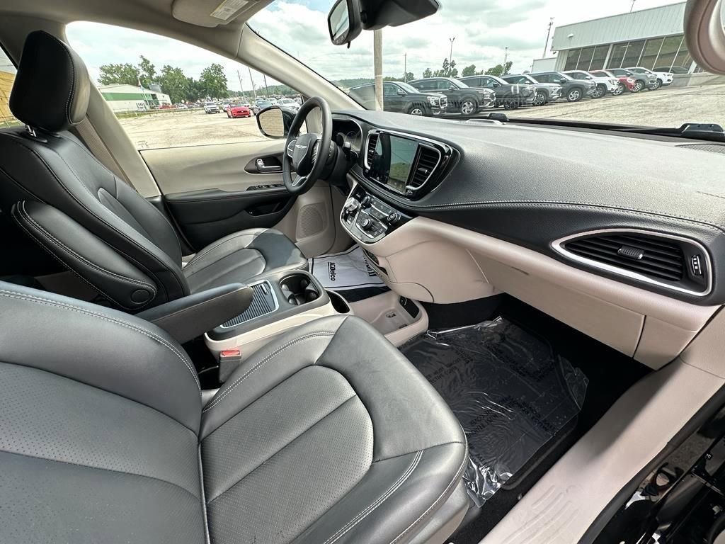 Used 2024 Chrysler Pacifica Select image 21
