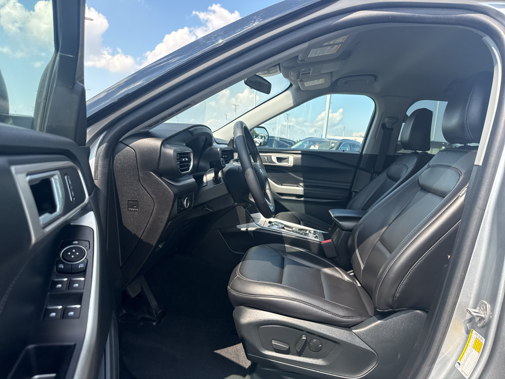 Used 2023 Ford Explorer XLT w/ Equipment Group 202A AWD/4WD image 12