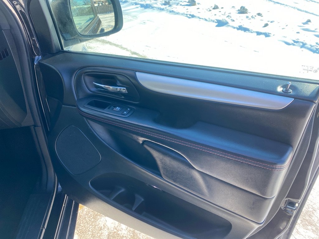 Used 2016 Dodge Grand Caravan R/T image 23