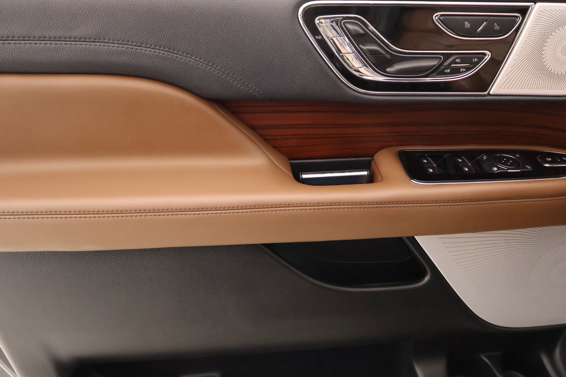 New 2026 Lincoln Navigator L Premier AWD/4WD image 18