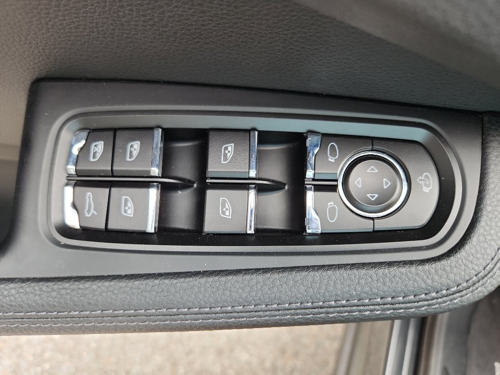 New 2025 Porsche Macan image 18