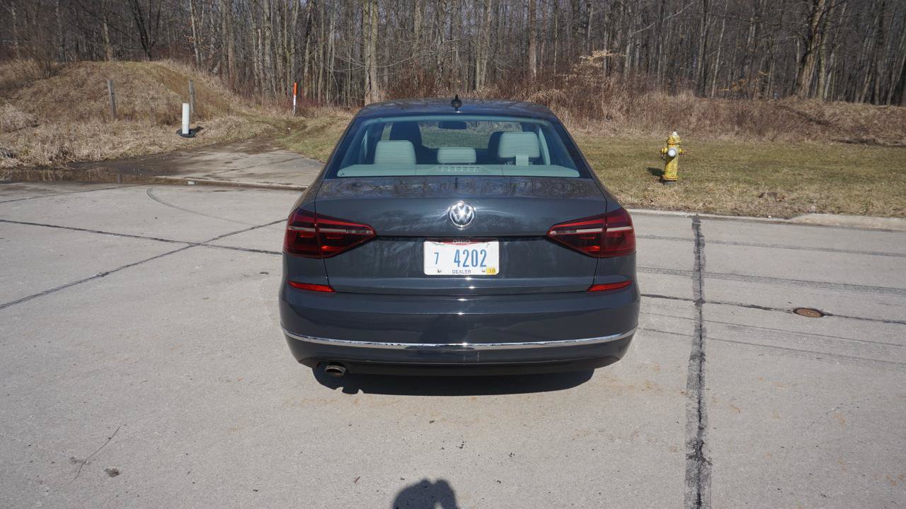 Used 2018 Volkswagen Passat 2.0T R-Line FWD image 4