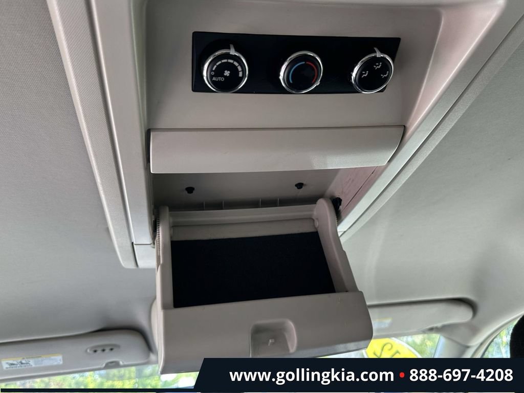 Used 2012 Chrysler Town & Country Touring FWD image 10