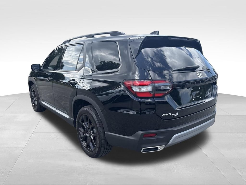Used 2025 Honda Pilot Touring image 3