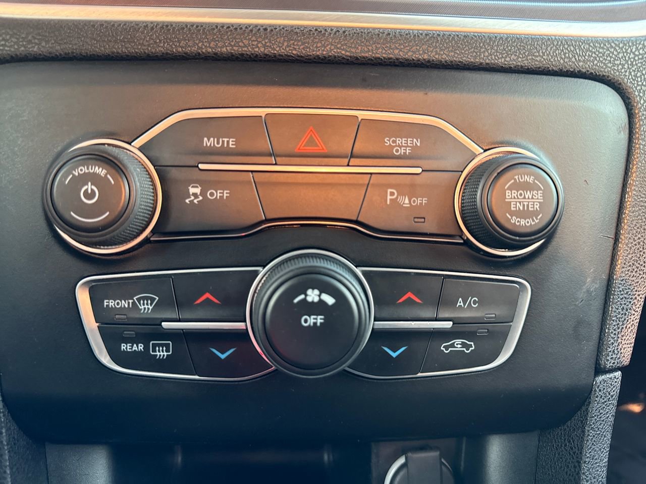 Used 2020 Dodge Charger SXT w/ Blacktop Package image 20