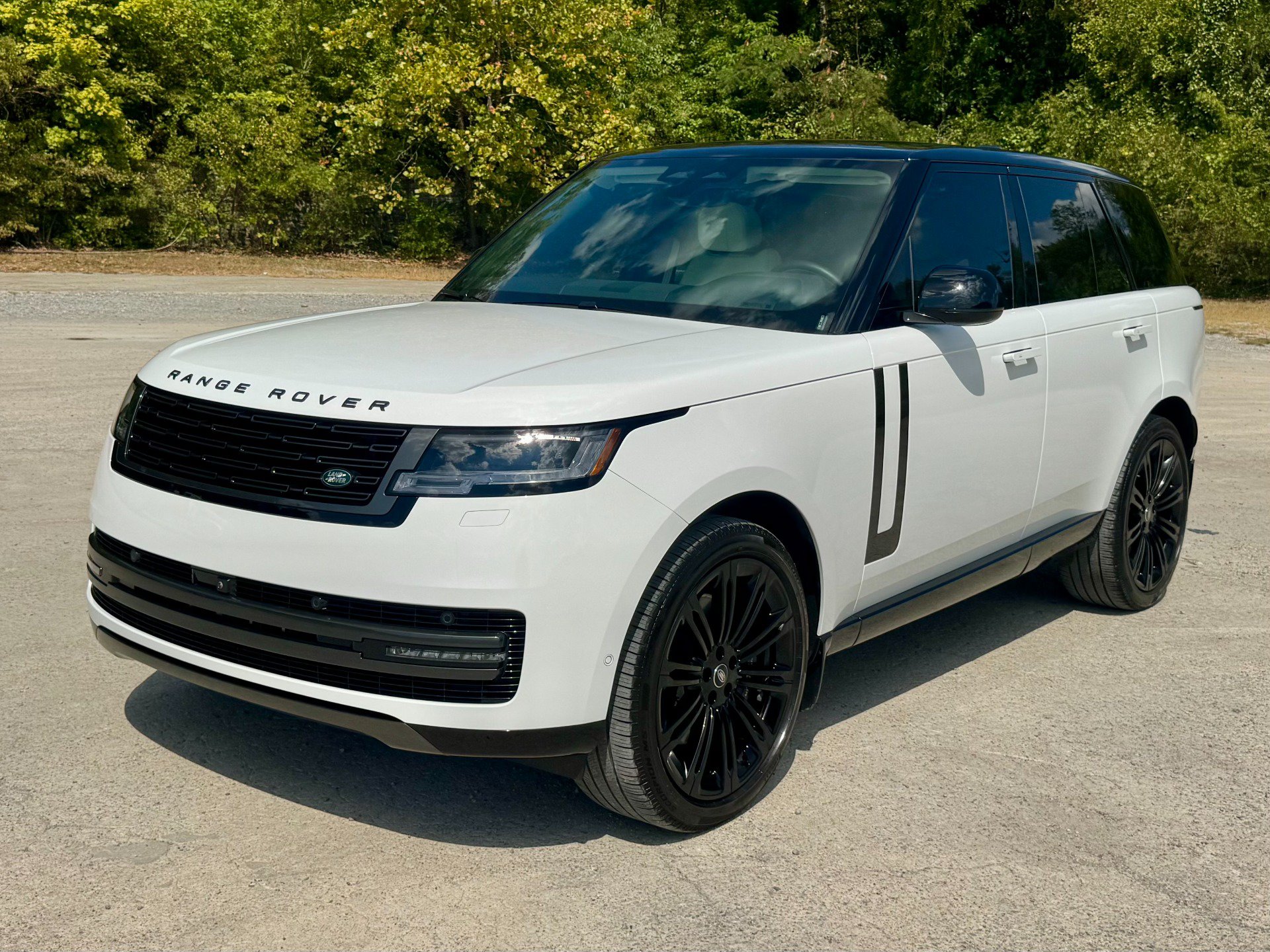 Used 2025 Land Rover Range Rover SE AWD/4WD image 2