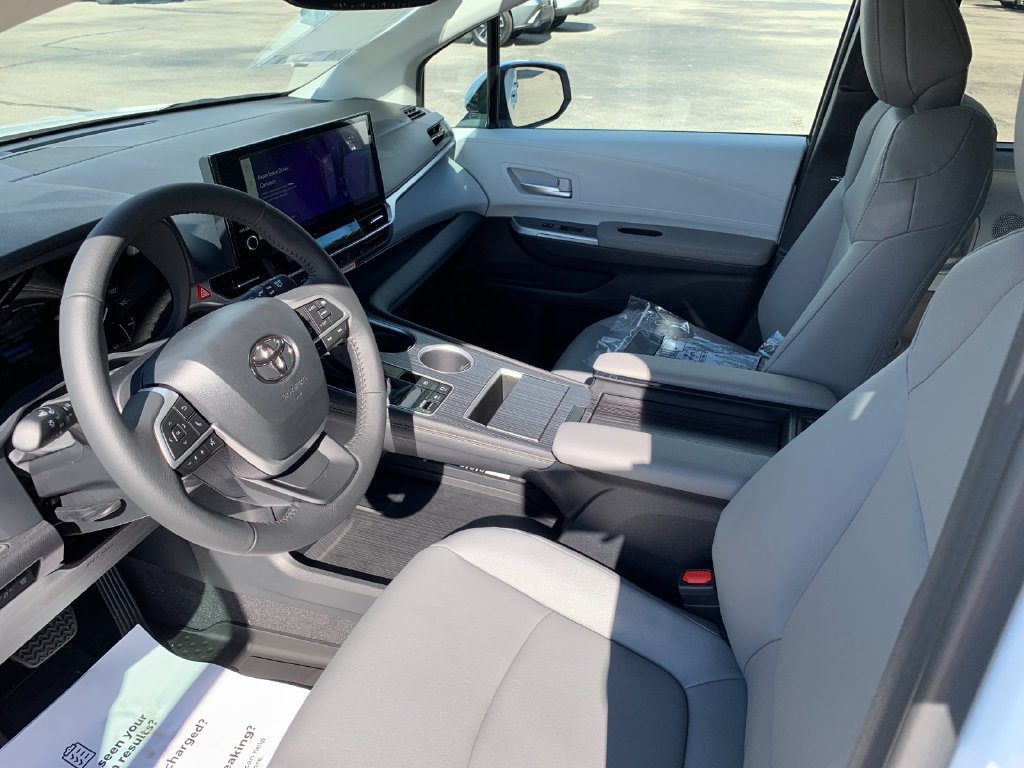 New 2026 Toyota Sienna XLE AWD/4WD image 10
