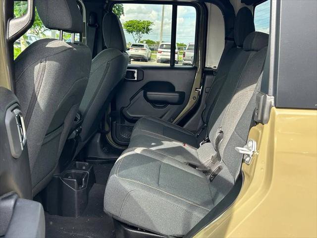Certified 2025 Jeep Gladiator Sport AWD/4WD image 15