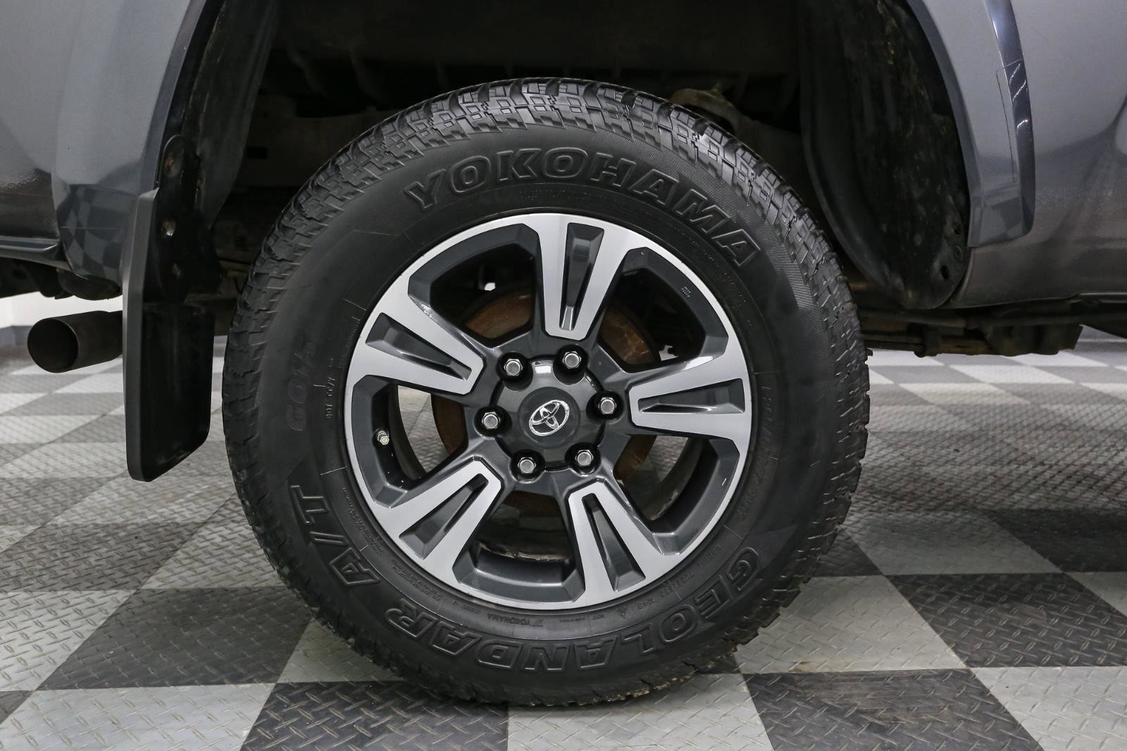 Used 2016 Toyota Tacoma TRD Sport image 16