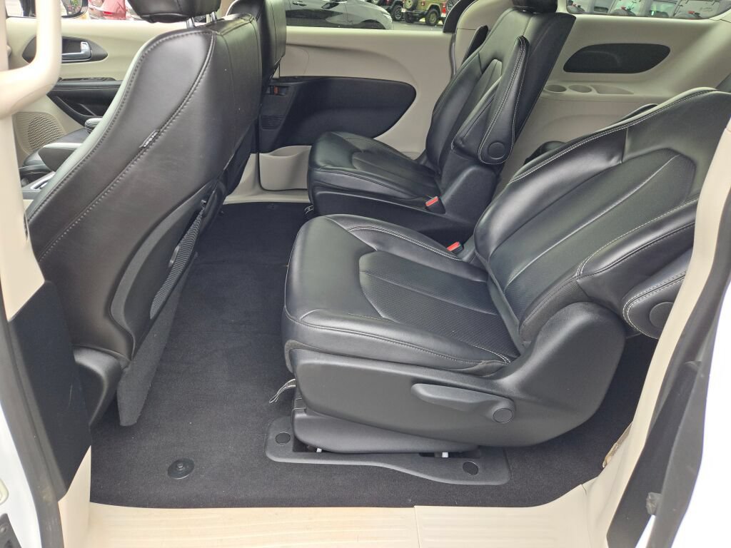 Certified 2024 Chrysler Pacifica Limited FWD image 24