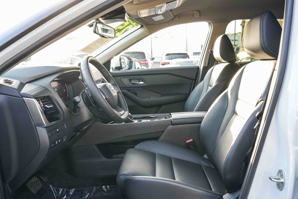 Used 2025 Nissan Rogue SL FWD image 16