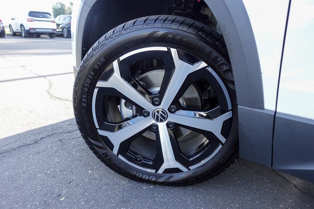 Certified 2025 Volkswagen Taos SEL image 10