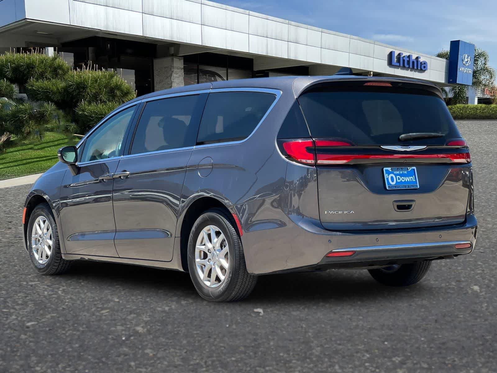 Used 2023 Chrysler Pacifica Touring-L FWD image 7