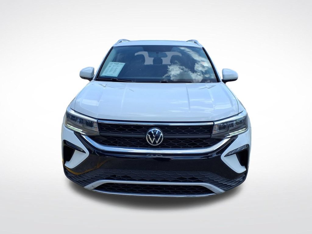 Used 2022 Volkswagen Taos SE FWD image 2