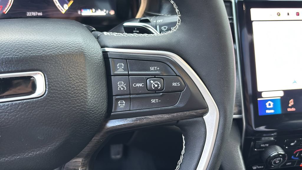 Used 2025 Jeep Grand Cherokee Limited w/ Black Appearance Package AWD/4WD image 17