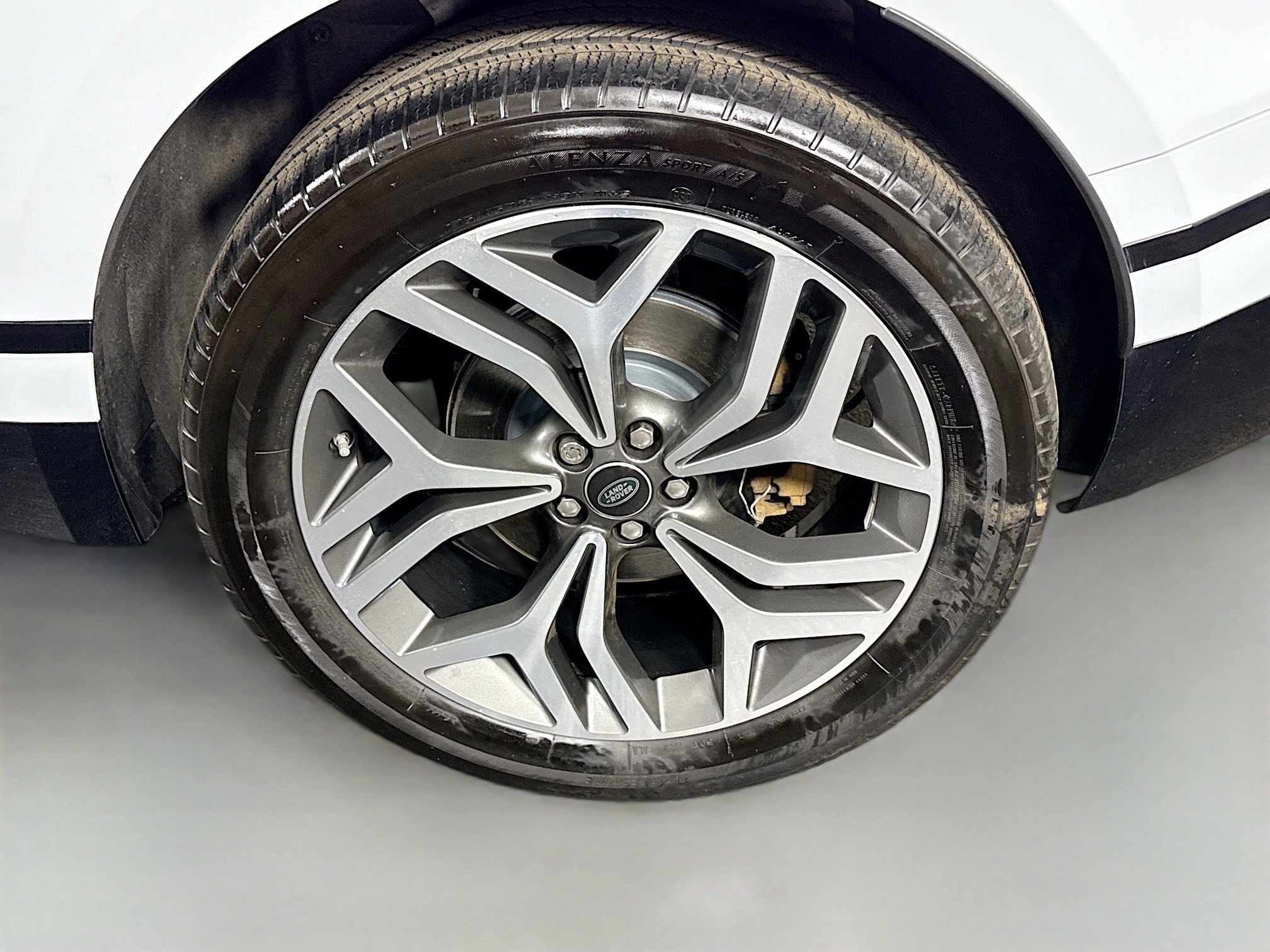 Used 2019 Land Rover Range Rover Velar R-Dynamic SE image 37