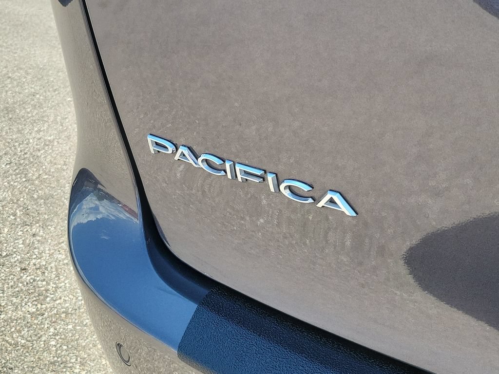 Used 2023 Chrysler Pacifica Touring-L FWD image 7
