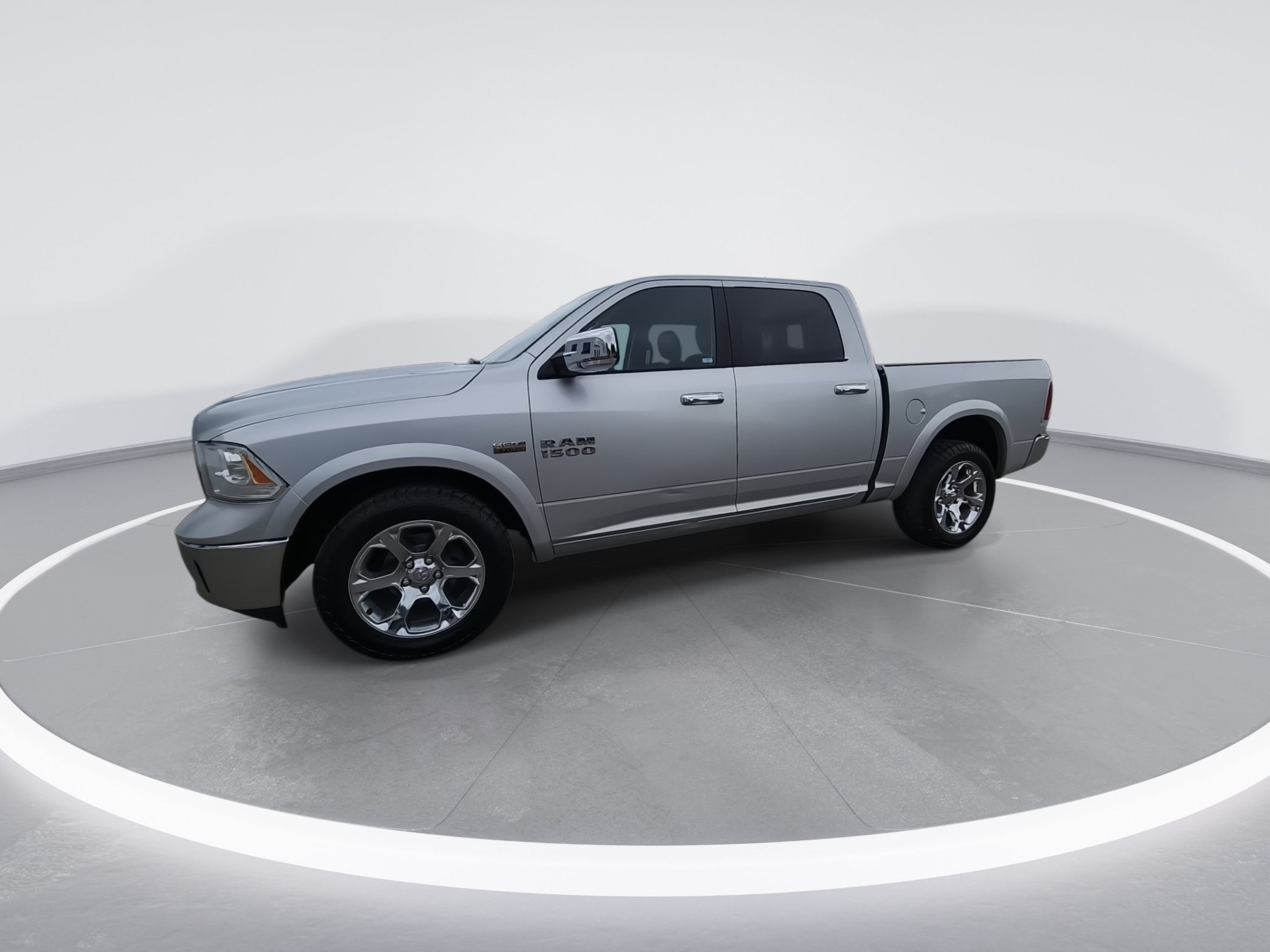 Used 2017 RAM 1500 Laramie AWD/4WD image 4