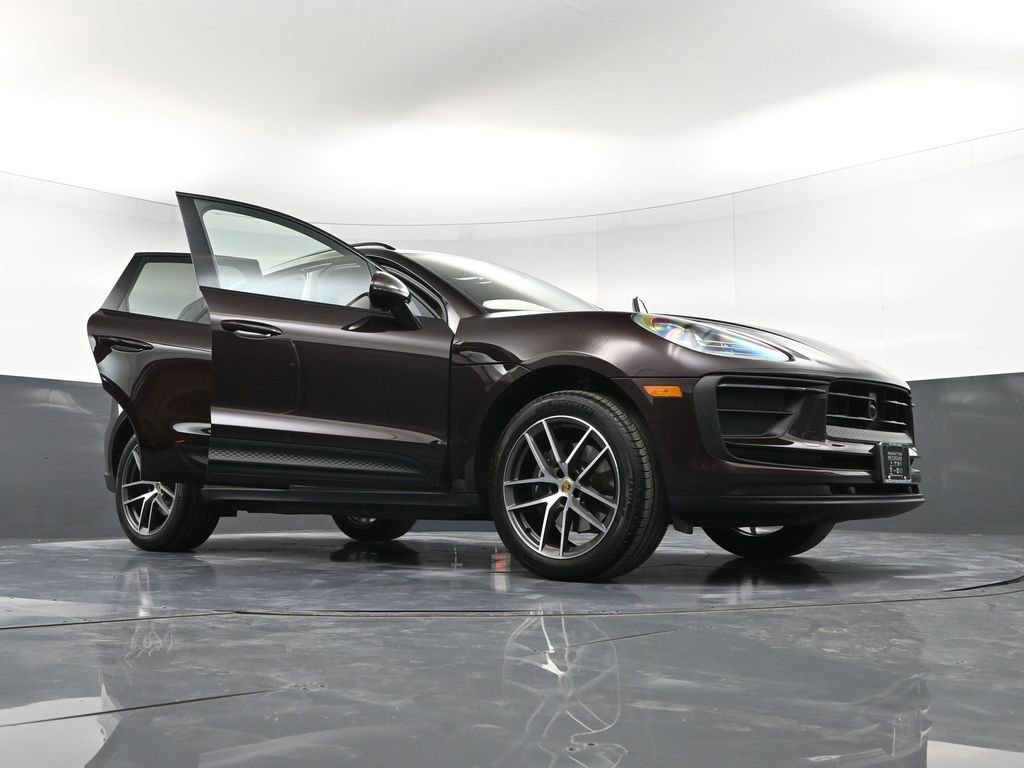 Certified 2025 Porsche Macan image 38