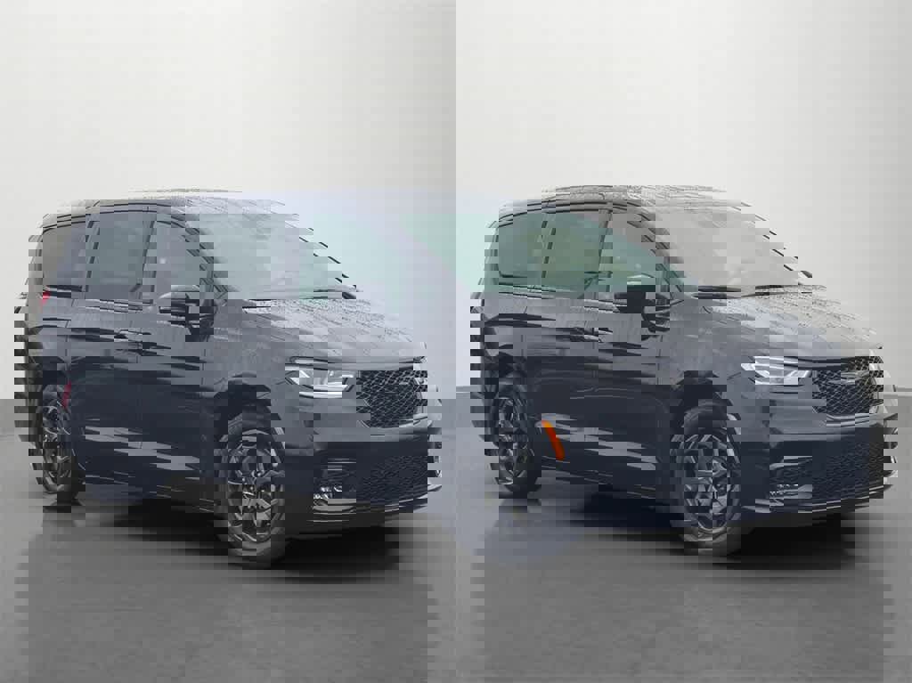 Used 2022 Chrysler Pacifica Limited w/ Uconnect Theater Family Group image 8