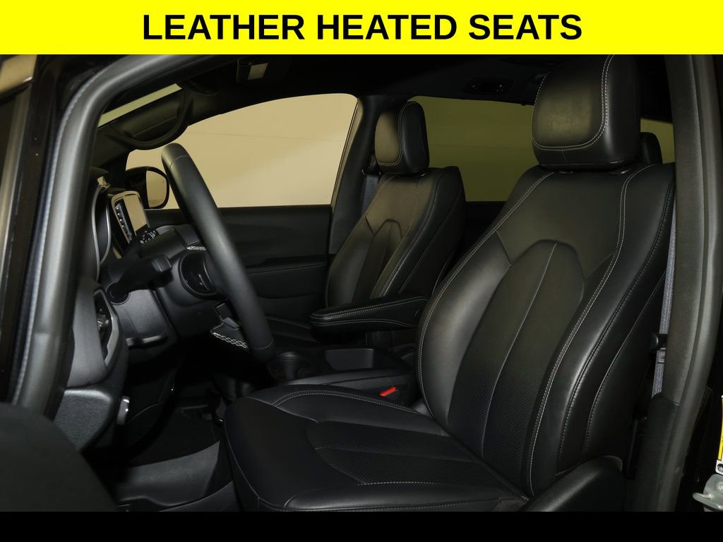 Used 2025 Chrysler Pacifica Select image 3