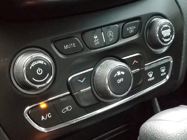 Used 2020 Jeep Cherokee Latitude w/ Cold Weather Group AWD/4WD image 21
