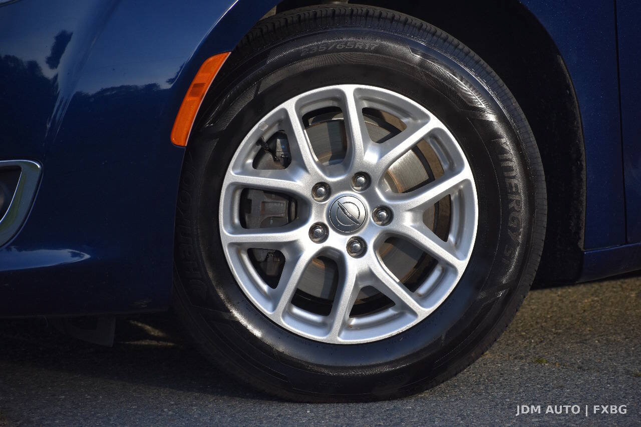 Used 2020 Chrysler Pacifica Touring-L FWD image 35