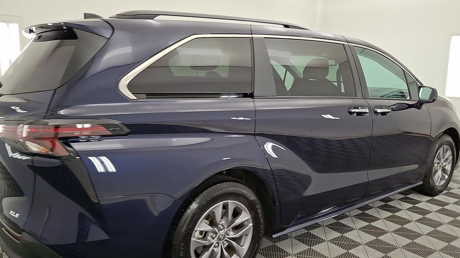 Used 2025 Toyota Sienna XLE AWD/4WD image 4