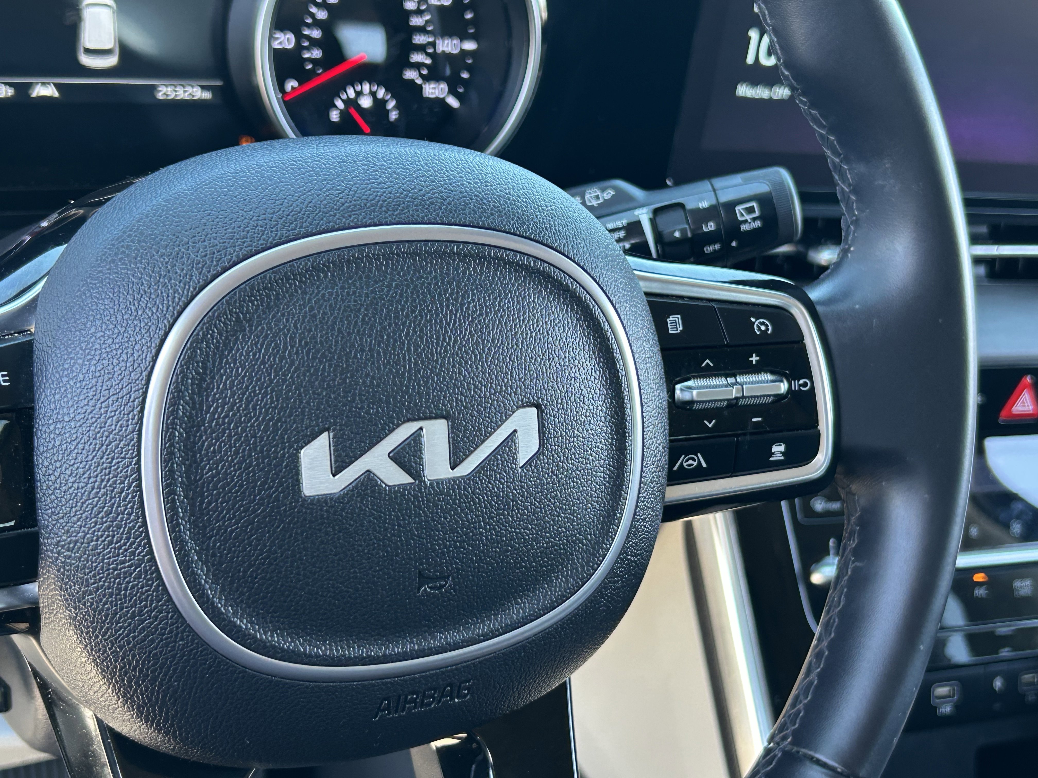 Used 2024 Kia Carnival EX image 26