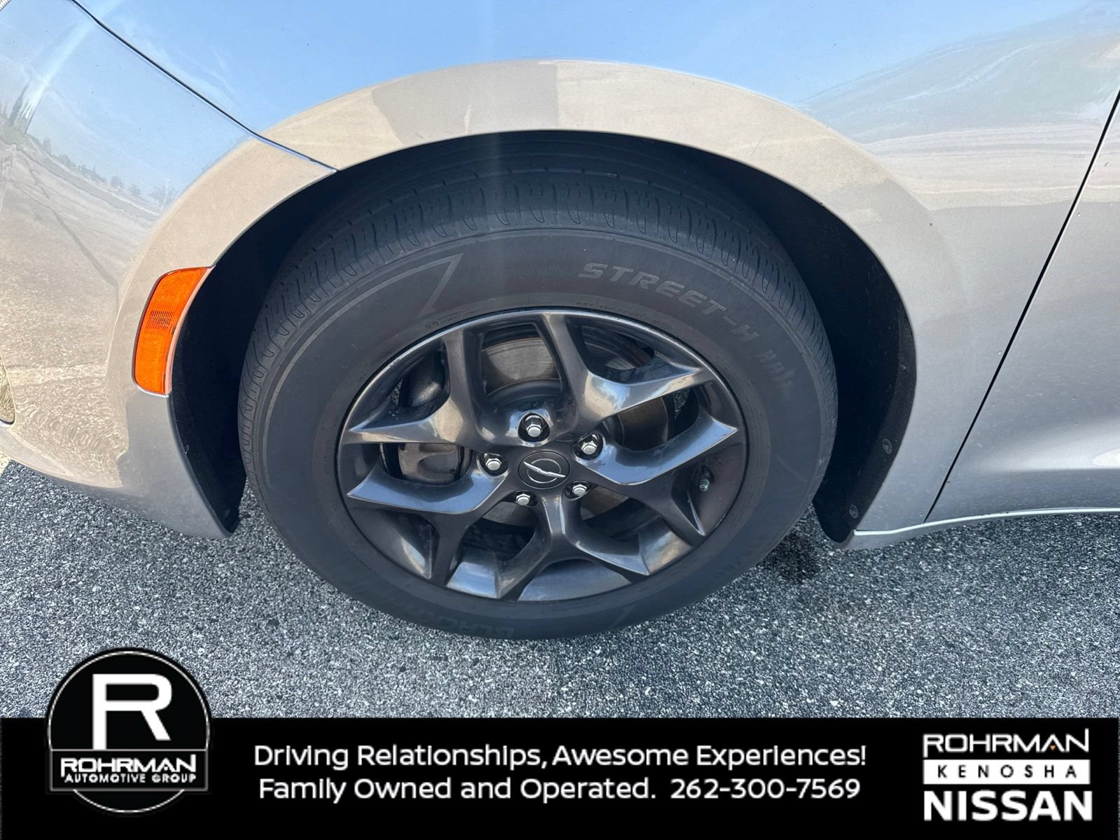 Used 2018 Chrysler Pacifica Touring-L Plus FWD image 11