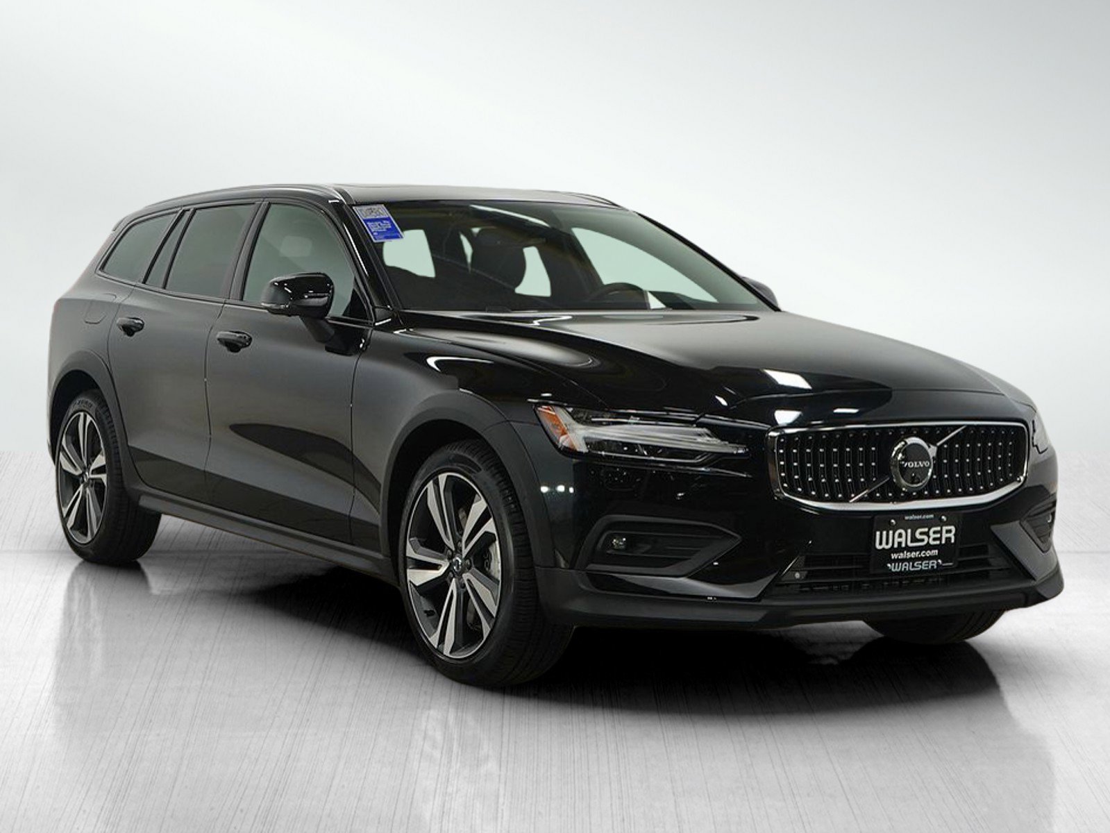 Used 2025 Volvo V60 B5 Cross Country Plus image 7