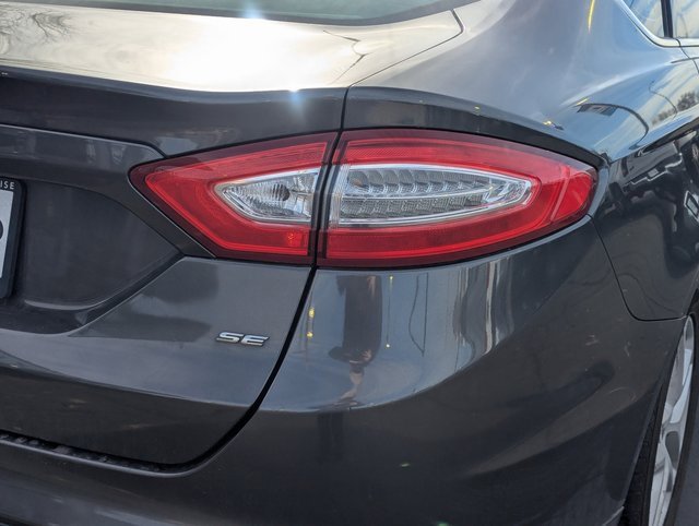 Used 2016 Ford Fusion SE image 4