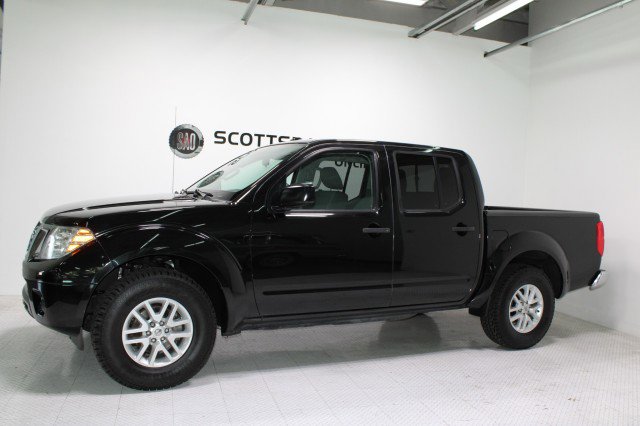 Used 2016 Nissan Frontier SV image 2
