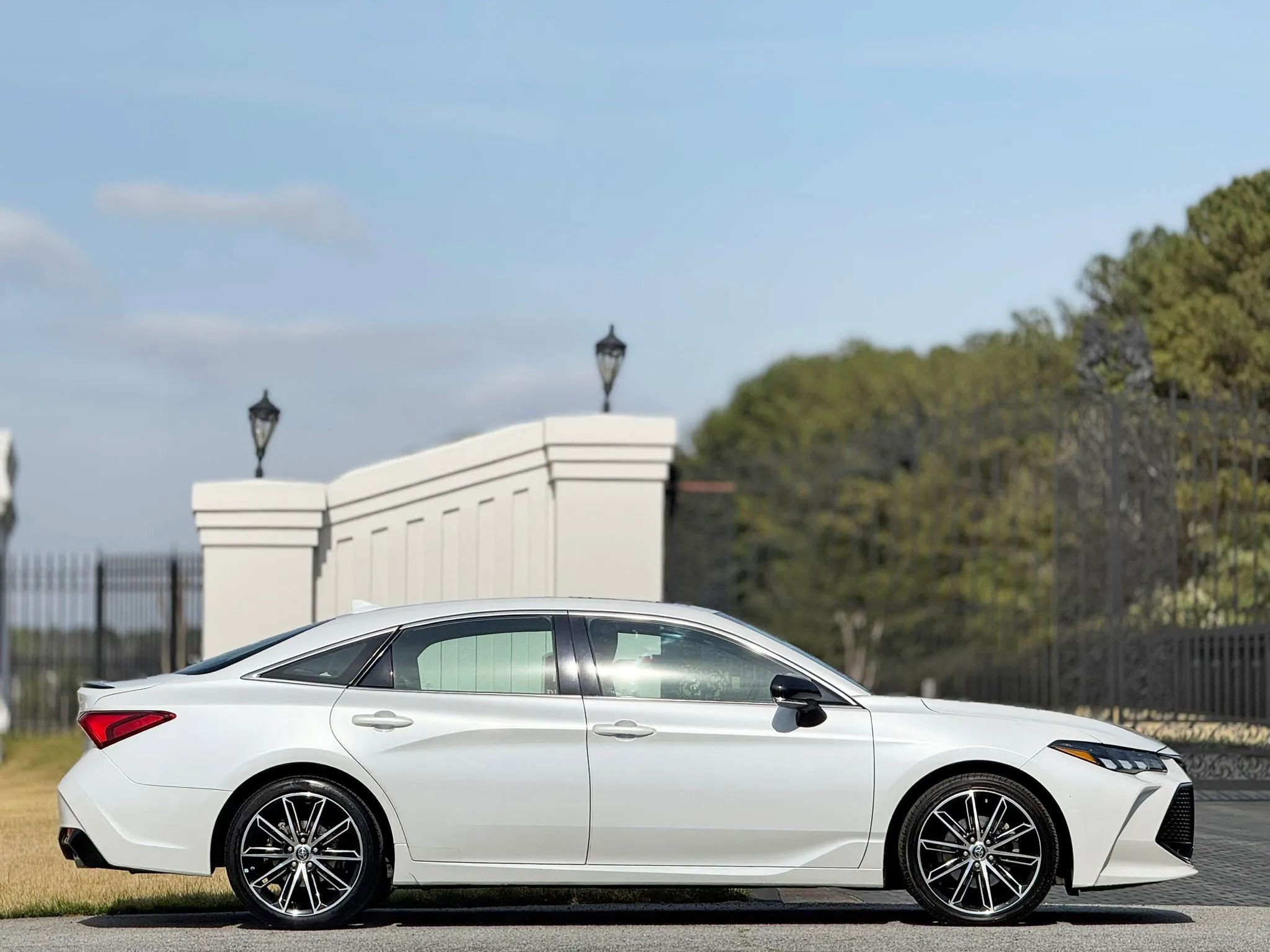 Used 2019 Toyota Avalon XSE image 6
