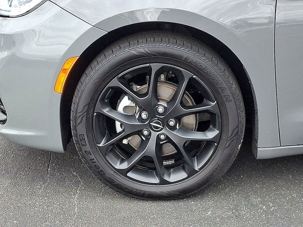 Used 2025 Chrysler Pacifica Limited FWD image 8