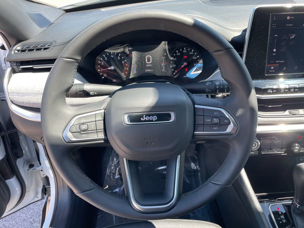 Used 2025 Jeep Compass Latitude image 12