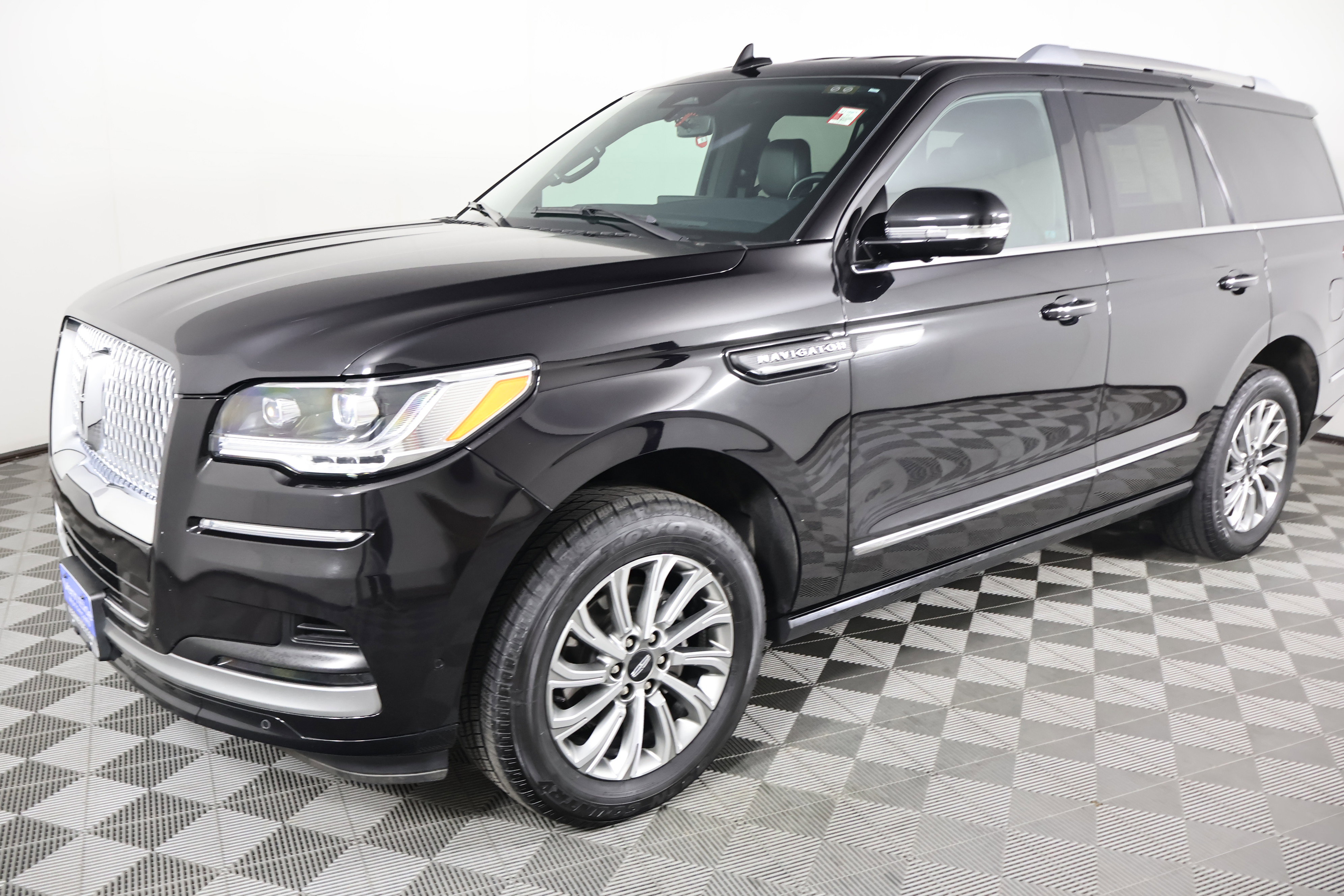 Used 2024 Lincoln Navigator Premiere image 10