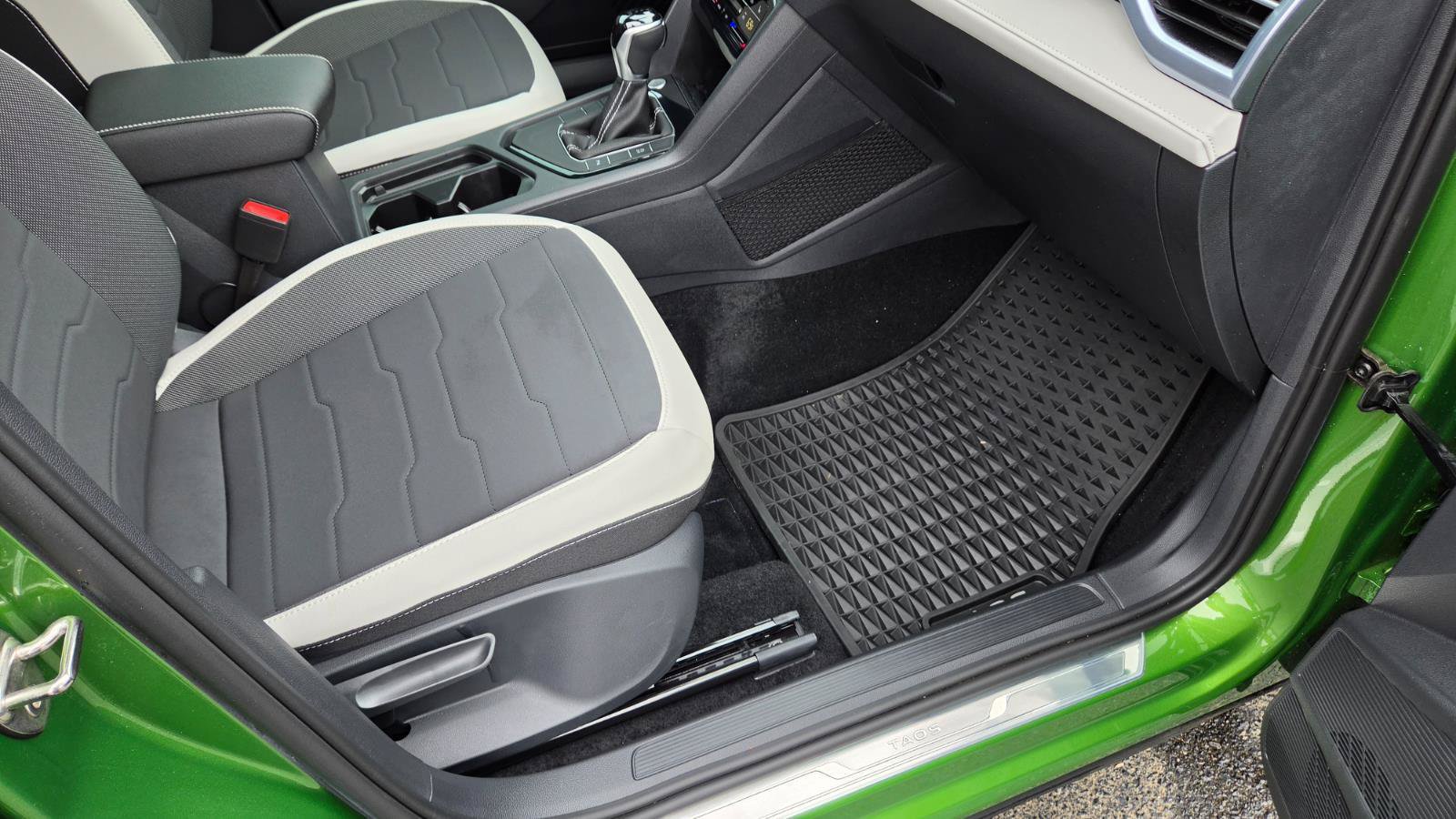 Certified 2025 Volkswagen Taos SE w/ Panoramic Sunroof Package FWD image 46