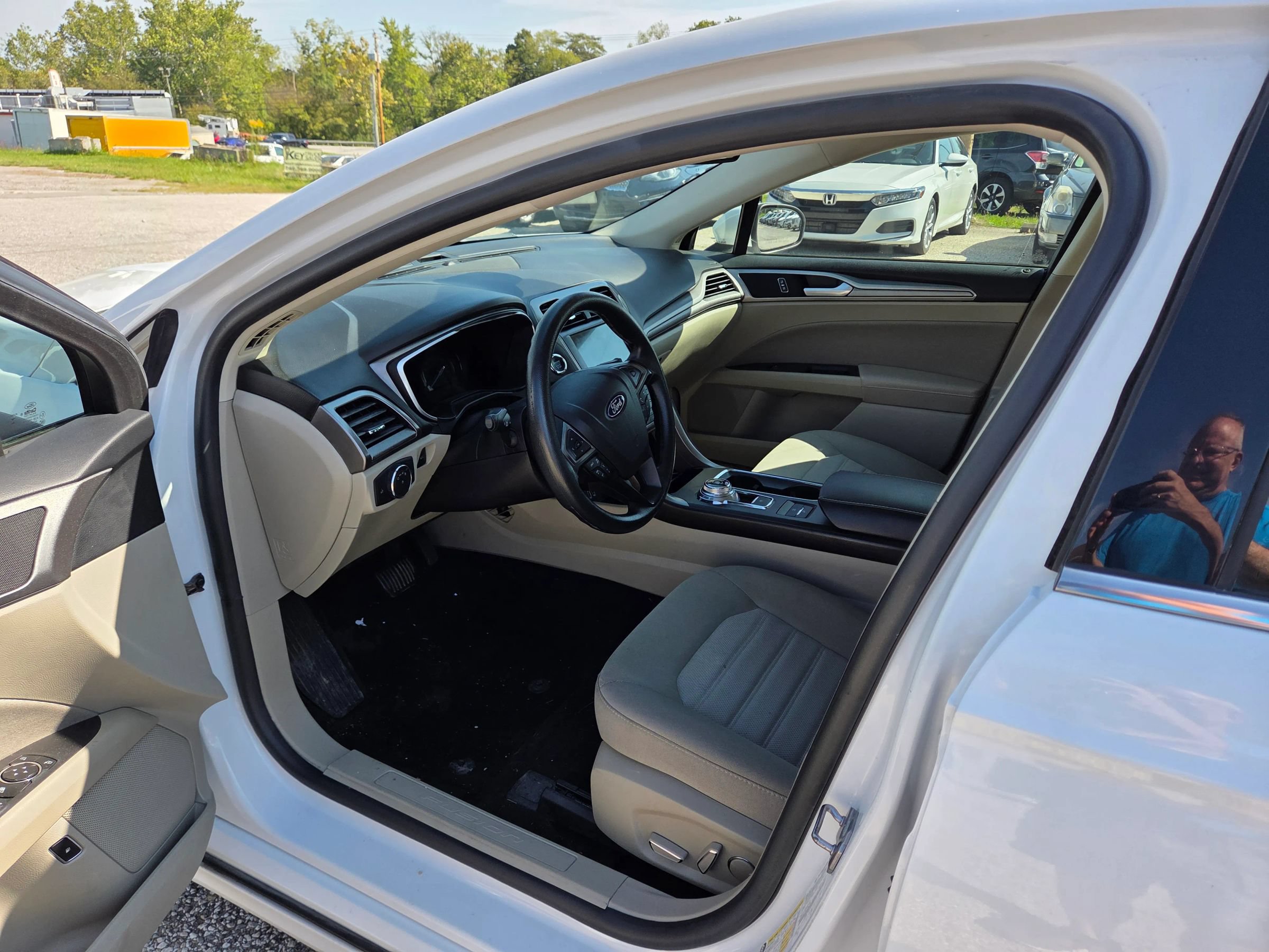 Used 2019 Ford Fusion SE FWD image 16