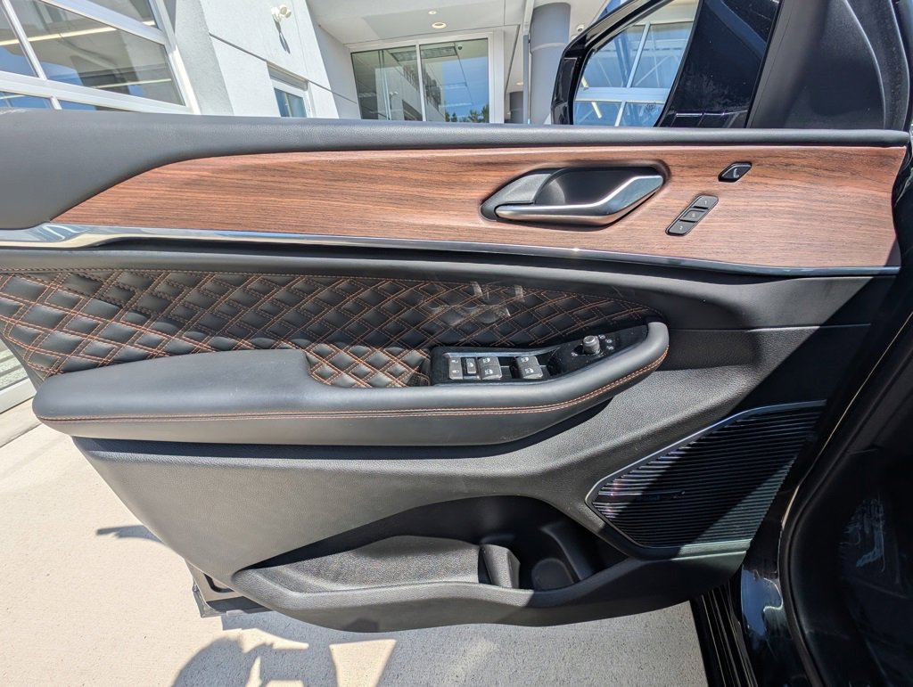 Used 2022 Jeep Grand Cherokee Summit w/ Luxury Tech Group V image 42