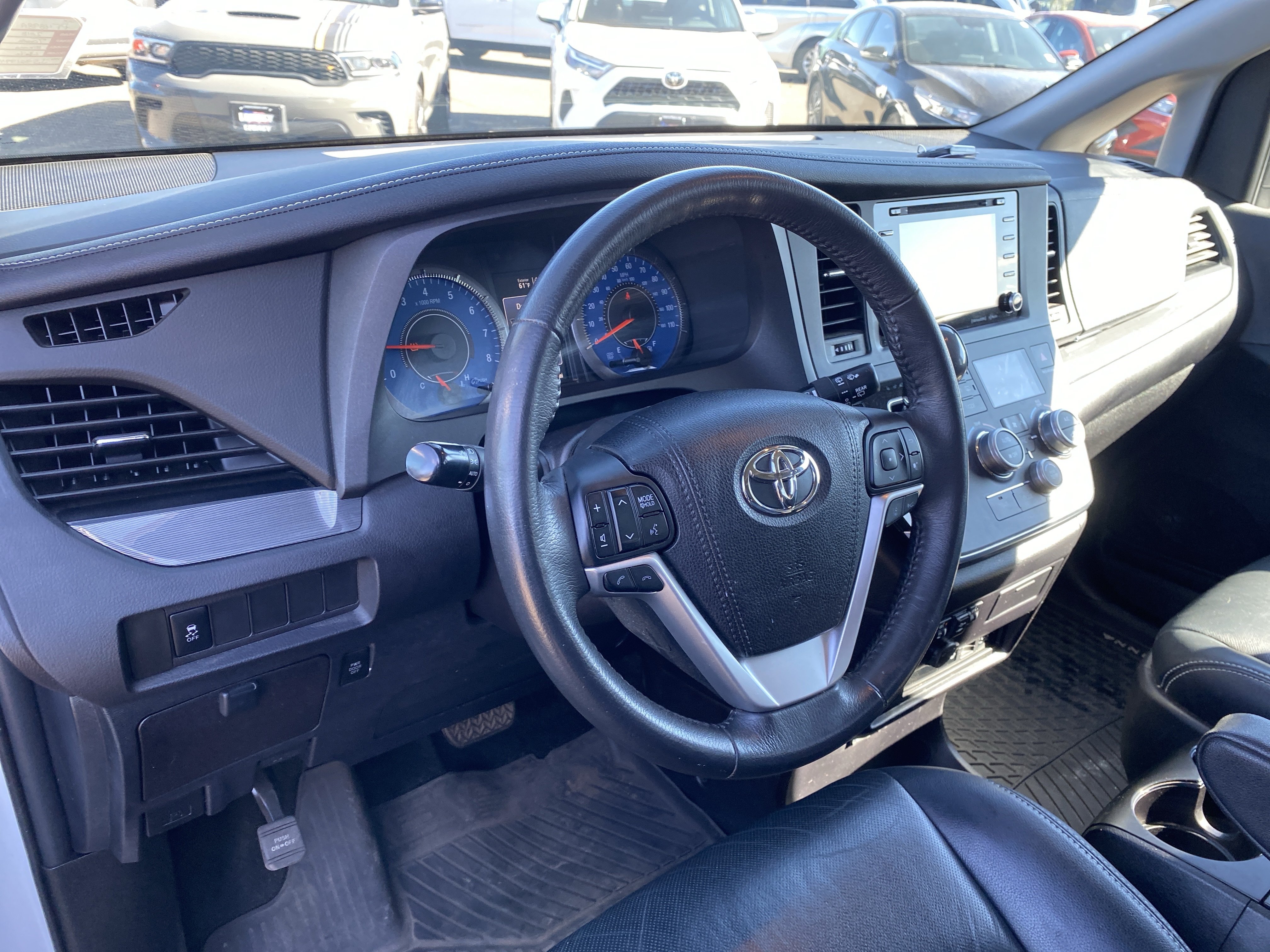 Used 2018 Toyota Sienna SE FWD image 11