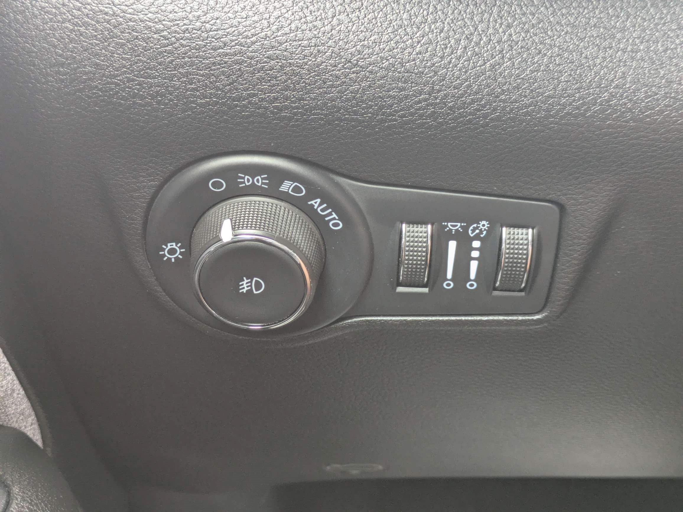Used 2025 Jeep Compass Latitude AWD/4WD image 30